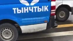 Брендированный бус одной из партий припаркован на зебре. Видео