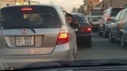 Водитель «Фита» выехал на встречку, но увидев, что его снимают, вернулся на свою полосу. Видео