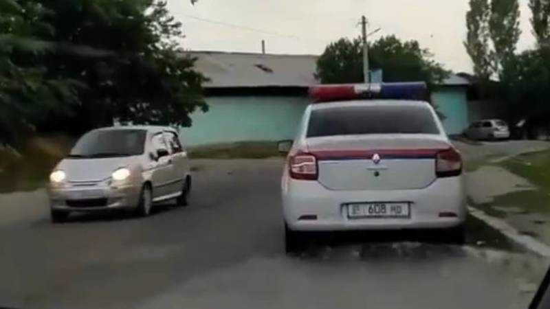 В Оше машина МВД припаркована на проезжей части и мешает движению. Видео