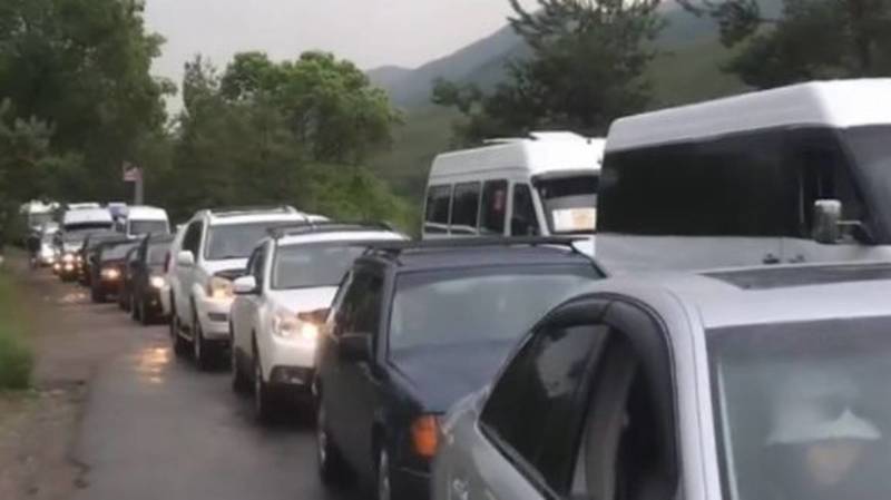 У въезда в ущелье Ала-Арча на выходных вновь были огромные пробки. Видео