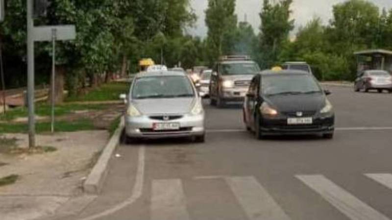 «Фит», у которого 65 тыс. сомов штрафов, припарковался под светофором. Видео и фото