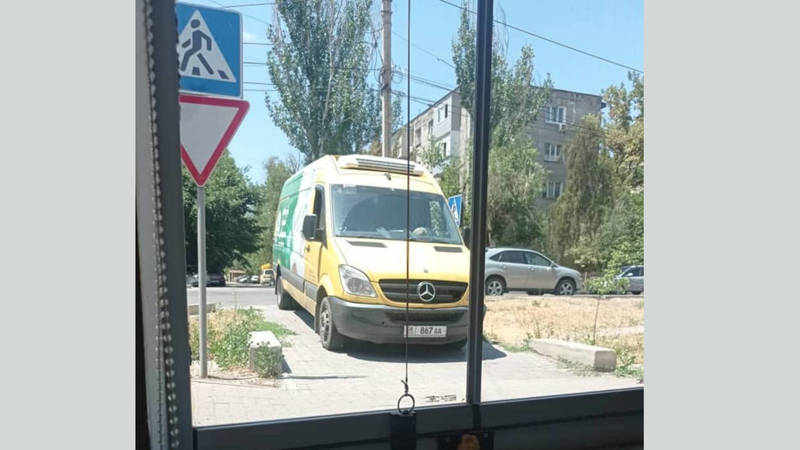 Бус припарковали на тротуаре