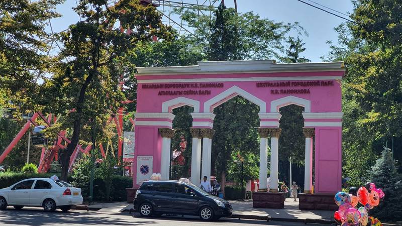 «Покрасили как клуб в колхозе!» Бишкекчанка недовольна тем, как покрашена арка в парке Панфилова