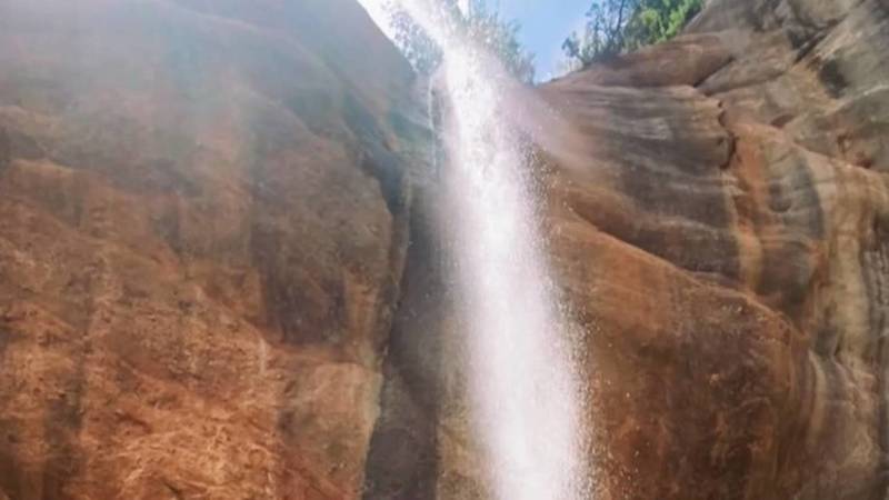 Красивый водопад в долине Кожокелен. Видео бишкекчанки Айсулуу