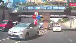 По проспекту Манаса видеорегистратор зафиксировал сразу два нарушения ПДД. Видео