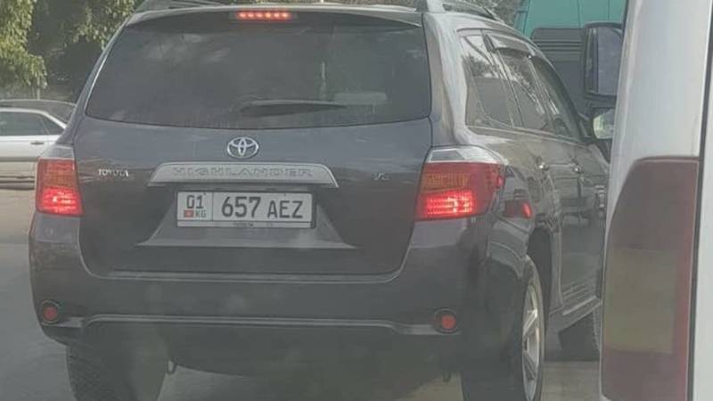 «Тойота» выехала на встречку на Льва Толстого. Фото