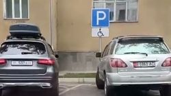 Mercedes GLC и Lexus RX 300 припаркованы на местах для инвалидов. Фото