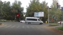 «Спринтер», у которого 67 тыс. сомов штрафов, сдавал назад через перекресток. Видео