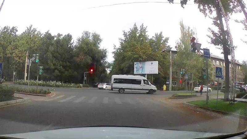 «Спринтер», у которого 67 тыс. сомов штрафов, сдавал назад через перекресток. Видео