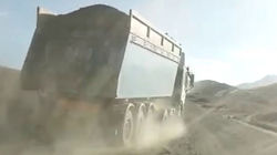 КамАЗ с углем намеренно подрезает легковушку. Видео