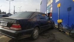 «Мерседес» припаркован на месте для инвалидов. Фото «Мерседес» припаркован на месте для инвалидов. Фото