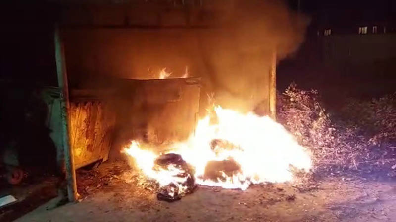 На Ахунбаева подожгли мусорные баки. Видео