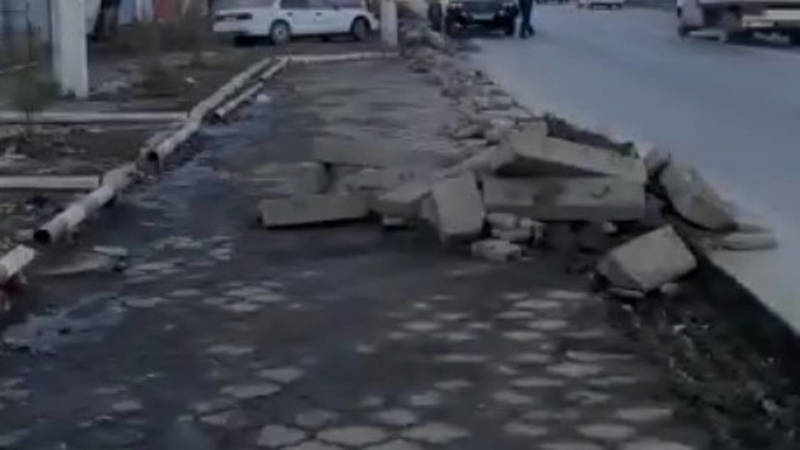 На Жибек Жолу перекопали дорогу, заблокировав парковку. Видео горожанки