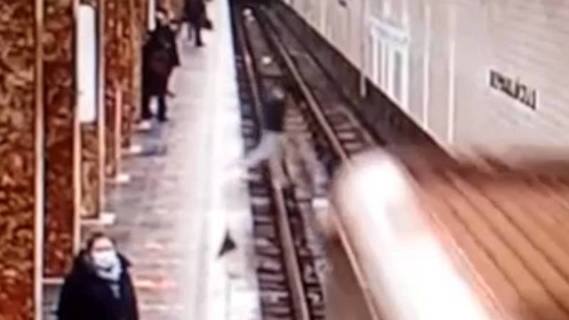 В Москве 22-летний кыргызстанец бросился под поезд. Видео