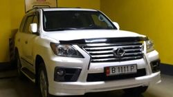 Lexus LX 570 припаркован на месте для инвалидов. Фото горожанина