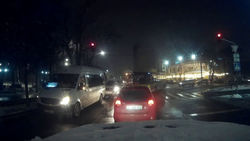 Автобус заблокировал перекресток на встречной полосе. Видео