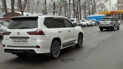Lexus LX 570 и Range Rover припаркованы посреди дороги. Фото