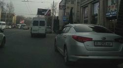Kia K5 припаркована в неположенном месте у «Бишкек Парка». Фото
