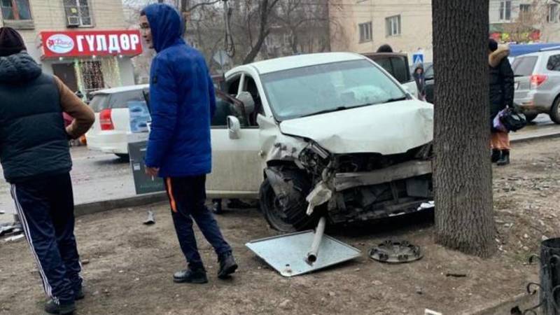На Ахунбаева произошло ДТП, есть пострадавшие. Видео