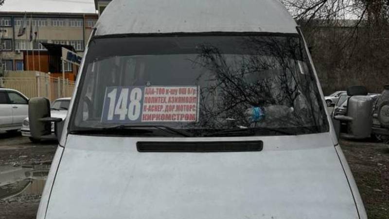 Водитель маршрутки №148 восстановил сломанное сиденье и вернулся на линию. Фото