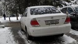 «Камри» припаркована на тротуаре. Фото Максата