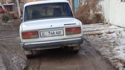 В Токтогуле ВАЗ 21074 припарковался на тротуаре. Фото