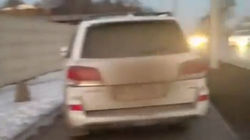 Lexus LX570 с номерами от Lexus RX 300 заехал на тротуар возле воинской части. Видео и фото