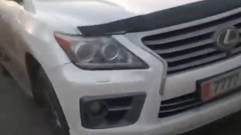 Lexus LX570 с номерами от Lexus RX 300 заехал на тротуар возле воинской части. Видео и фото