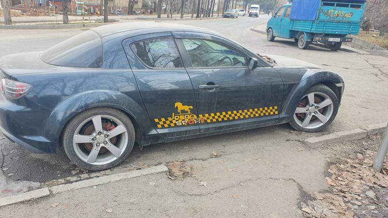 «Мазду RX-8» заблокировала тротуар. Фото