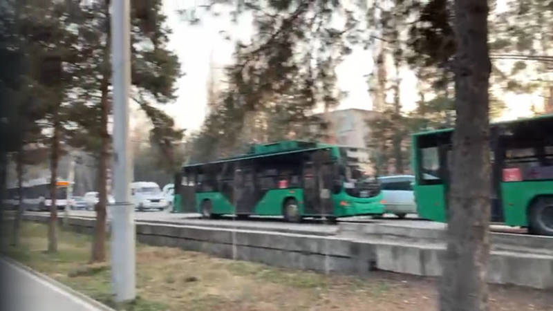 В 10 мкр пробка из троллейбусов. Видео