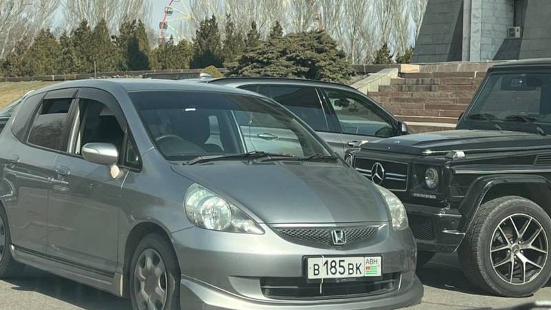 На территории Белого дома припаркована «Хонда» с абхазскими номерами. Фото