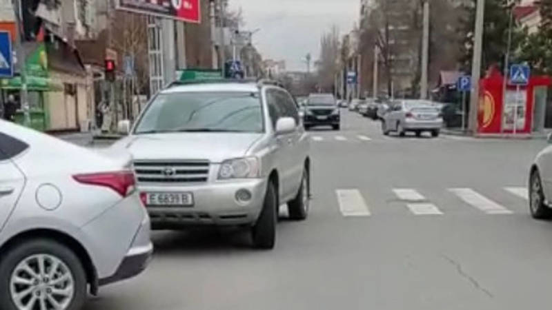 «Тойота» со штрафами в 34 тыс. сомов припаркована на «зебре». Видео