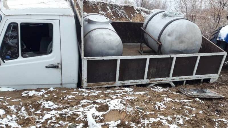 Молоковоз двумя колесами провалился под землю. Видео
