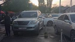 Житель Оша жалуется на беспорядочную парковку возле мечети. Фото