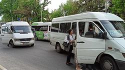 Водитель маршруток №215 и №216 проводят посадку пассажиров на проезжей части. Фото