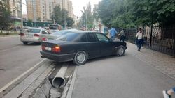 На Исанова водители паркуются, заезжая на тротуар. Фото