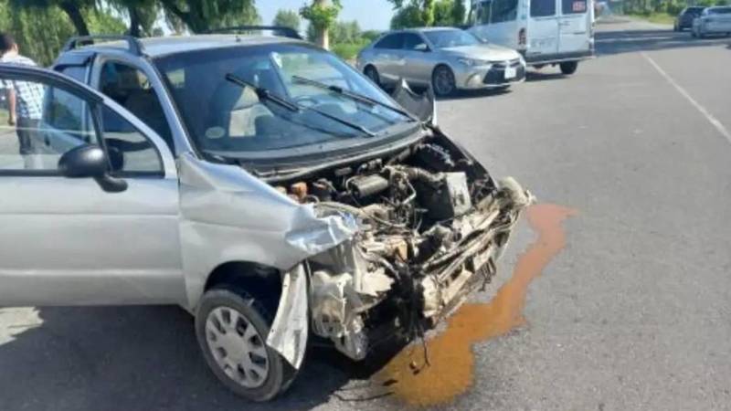 В Оше по дороге в аэропорт произошла авария. Видео с места ДТП