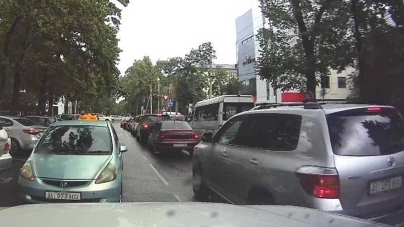 «Фит» едет по встречке на Панфилова. Видео