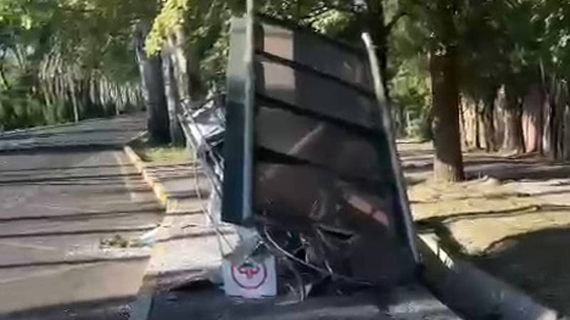 Почему навес на остановке на Айтматова разбит вдребезги? Видео горожанина
