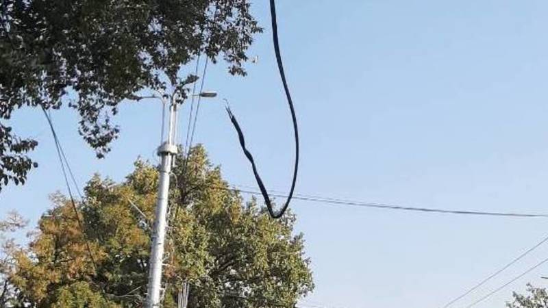 На остановке на Манаса-Боконбаева свисают провода. Фото