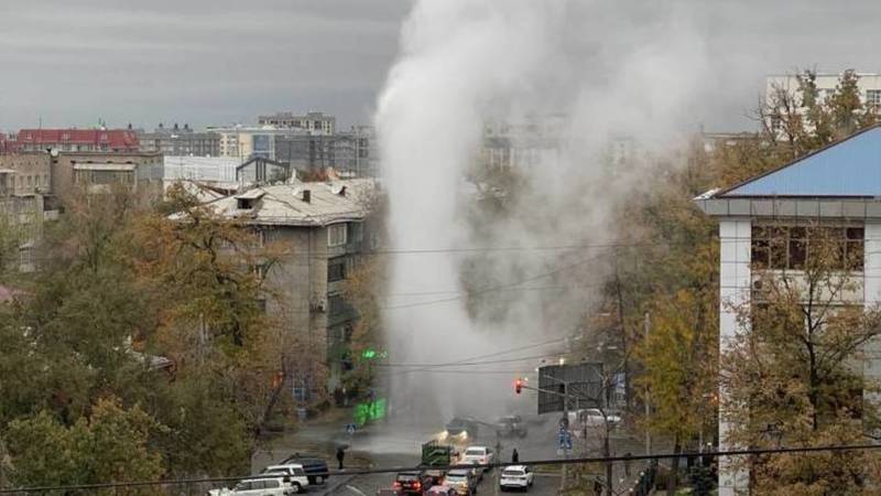 Еще фото и видео прорыва трубы на Московской-Турусбекова