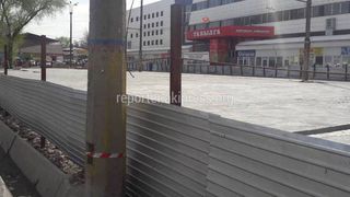 Возле Аламединского рынка участок вдоль дороги огородили законно
