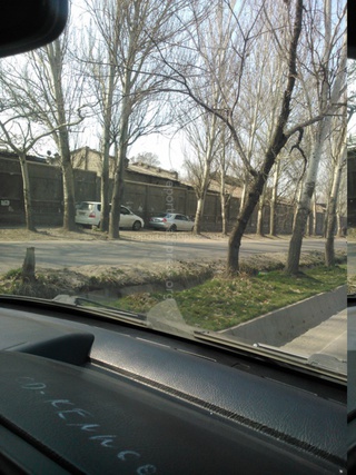 По тротуару возле завода им.Ленина постоянно проезжают машины, затем через встречную полосу вклиниваются в поток, но сотрудников ДПС на месте нет, - читатель <b><i> (фото) </i></b>