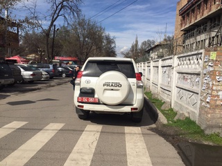 «Джип с дипномерами наглым образом припарковался в неположенном месте, при этом создавая аварийную ситуацию на перекрестке, а водитель находился в турецком кафе», - сообщает очевидец.