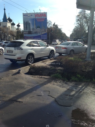 «Парковка на перекрестке прямо под светофором на Жибек Жолу пересекает Т. Молдо белый Lexus RX (госномер B4656AE) и серебристая Honda Accord (госномер B0406AK)», - пишет горожанин.