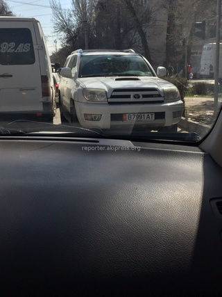 По сообщению читателя эта машина создала аварийную ситуацию и пробку на Тыныстанова-Боконбаева.