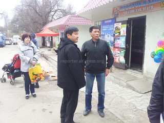 Аким Октябрьского района на рынке в 11 микрорайоне осматривал спорные торговые точки и давал распоряжения, - читатель <b><i> (фото) </i></b>