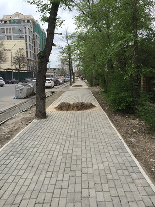 По улице Токтогула тротуар засыпан кучами грунта и песка, которые создают препятствия и мешают мамам с колясками,- читатель <b><i>(фото)</i></b>