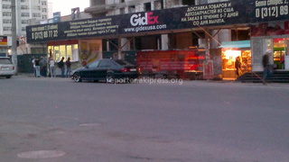 «Парковка на остановке в 7 микрорайоне. Общественному транспорту приходится останавливаться прямо на проезжей части, создавая при этом затор на дороге. Просим принять меры, это не единичный случай!» - пишет читатель.