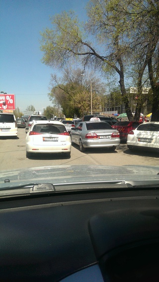 «Просьба к ДПС. Возле Ортосайского рынка по Жукеева-Пудовкина всегда стоят таксисты и занимают полосу, из-за чего всегда большая пробка», - читатель.